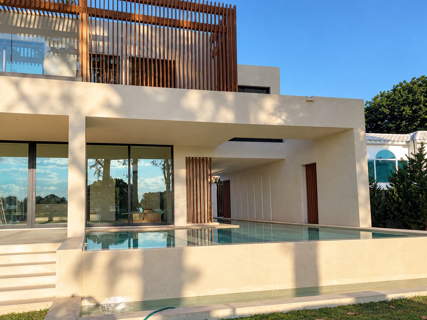 Residencia de Miami Beach con fachada y piscina revestidas de chukum por Masters Chukum 1 LLC
